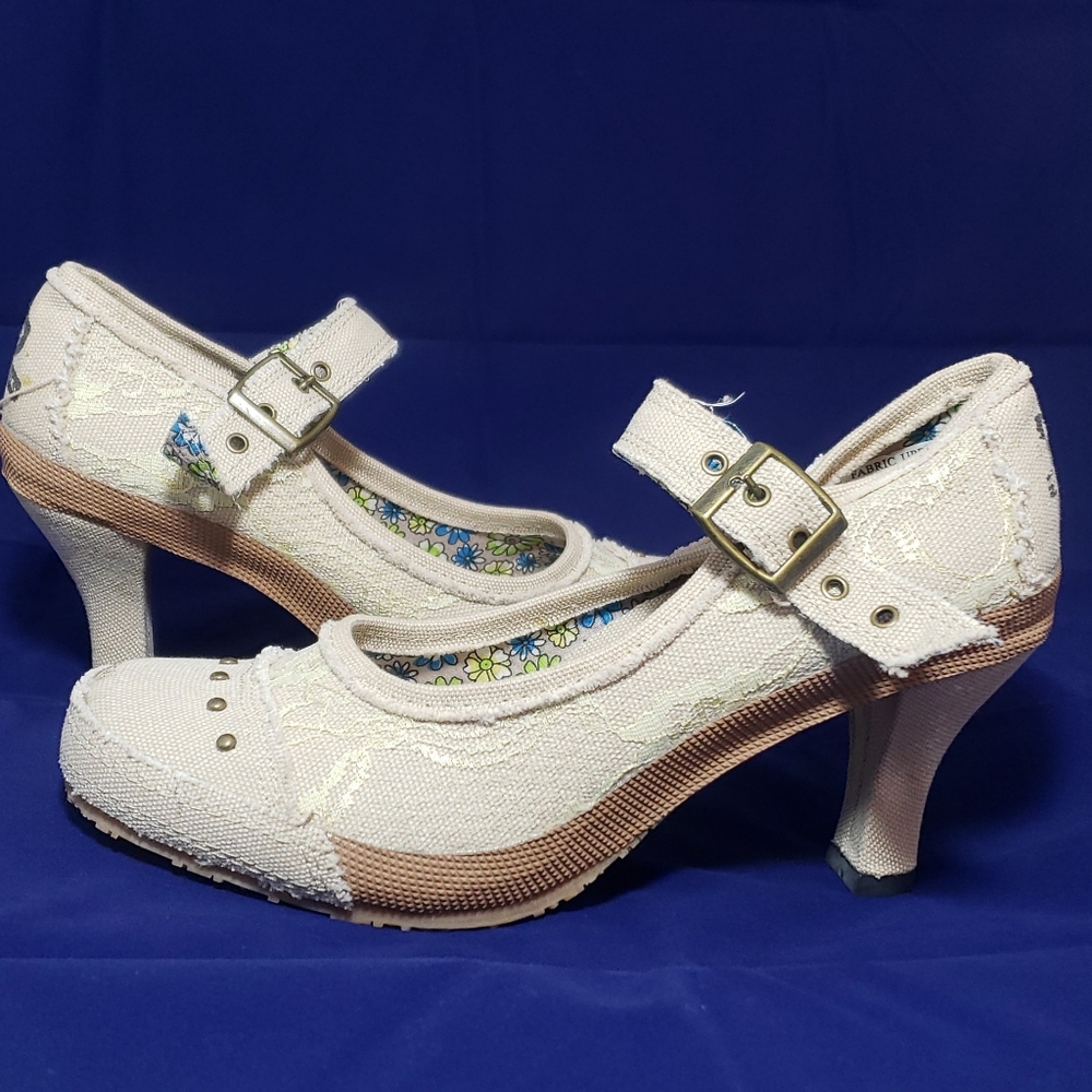 Lacey sneaker pump